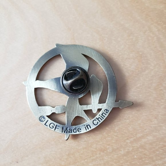 The Hunger Games Movie Mockingjay Prop Rep Pin - Picture 2 of 4
